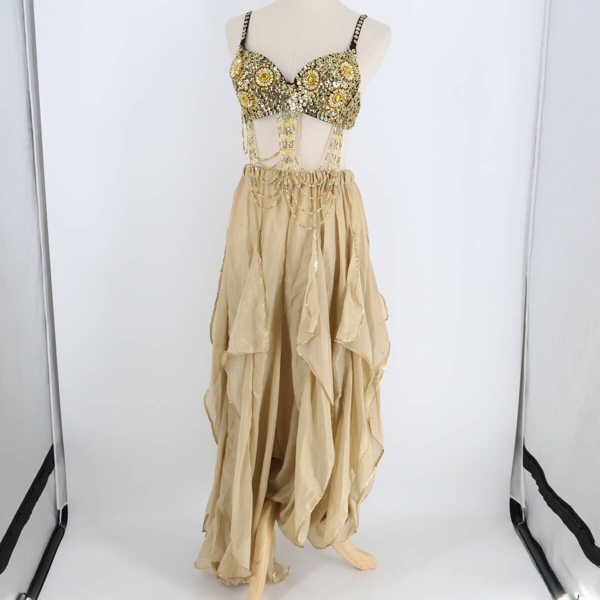 『送料無料』【ベリーダンス用 アラジン衣装】ベージュ 上下セット ゴールド スパンコールラメ ビーズ 花柄 トップス ハーレムパンツ拍卖