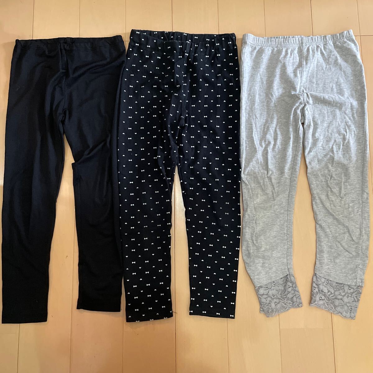 送料込み スパッツ3本セット 110cm 黒ユニクロヒートテック 黒リボン柄anyFAM グレー裾レース 送料無料拍卖