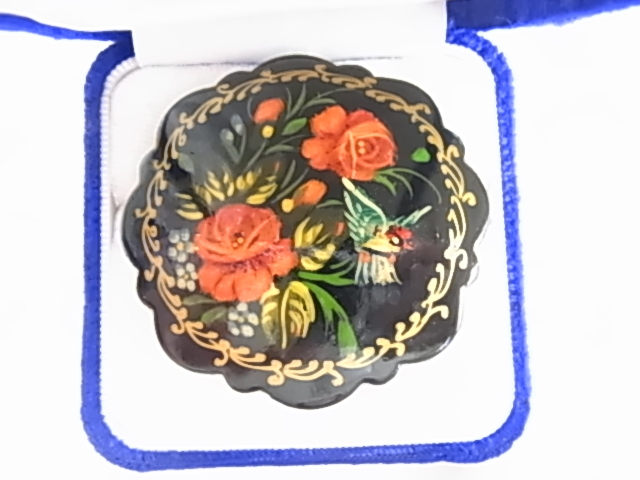 ■ビンテージ/ヴィンテージ ラッカーミニアチュール lacquer miniature 黒ベースに赤い花が印象的 鳥も可愛い ロシア 素敵ブローチ拍卖