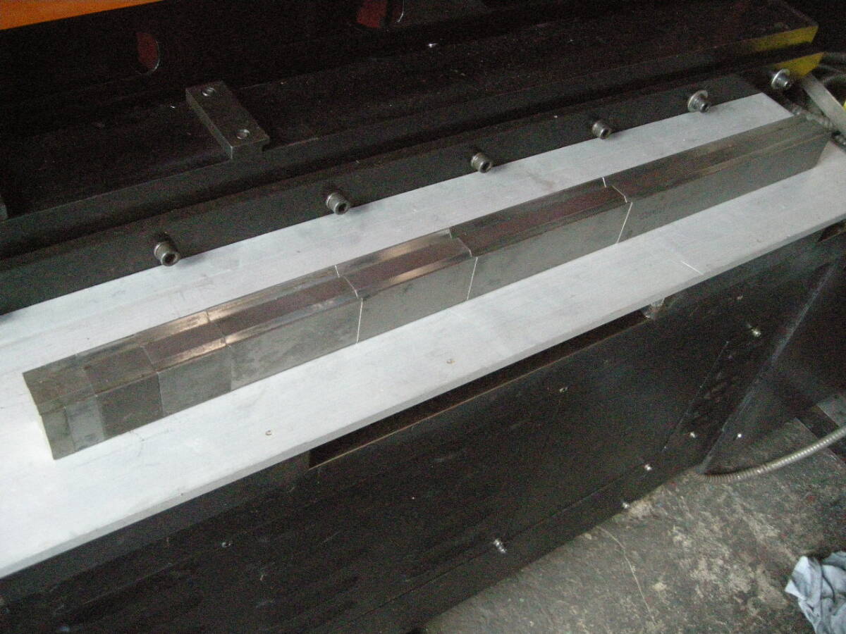 m908 中古品 アマダ用 折り曲げ金型 下型 分割 L=790mm拍卖