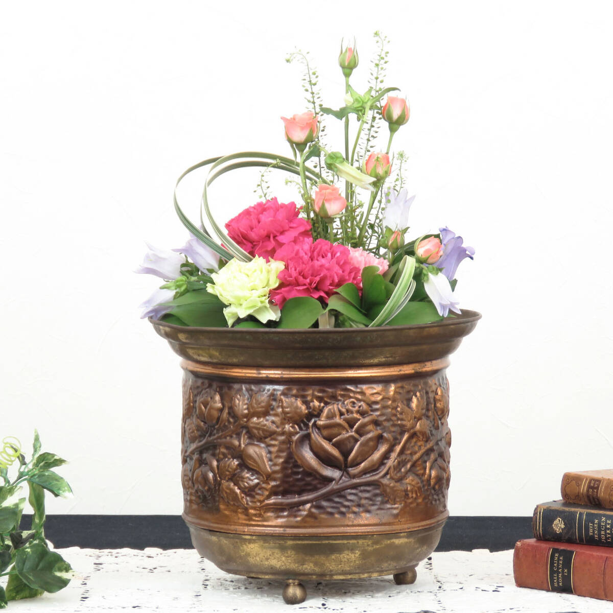 花の模様が打ち出された古いコールボックス/炭入れ/真鍮/ブラス/カッパー/鉢カバー/店舗什器/ディスプレイ/インテリア小物/AL-2426拍卖