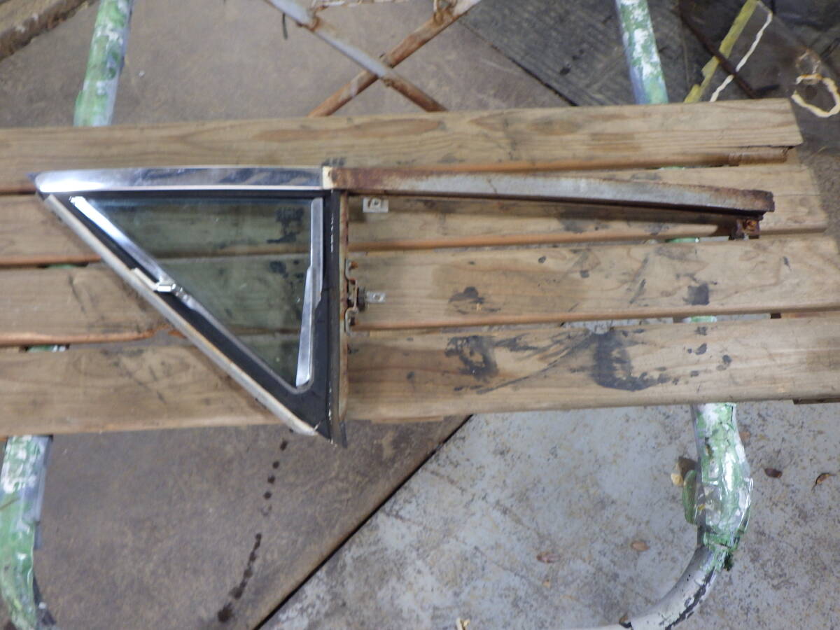 杉A6 即決! HA30 グロリア タテグロ 左フロントドア 三角窓 クウォーターガラス拍卖