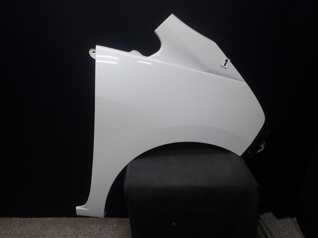 ステラ DBA-LA100F 右フロントフェンダー W24 53811-B2280拍卖