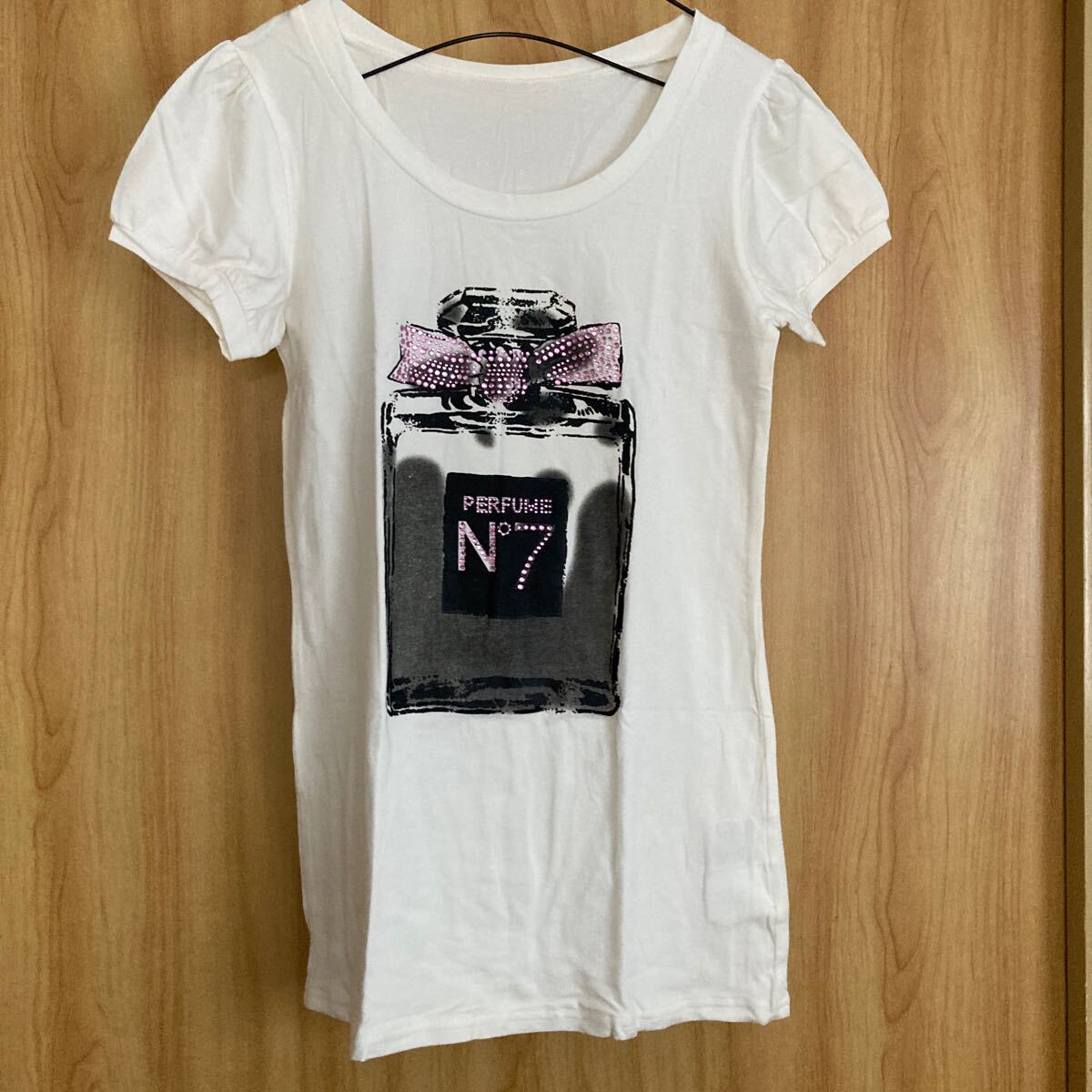 ★未使用★ パフスリーブ 香水ボトルイラスト ビジュー付き Tシャツ 白 ホワイト 半袖 綿95%拍卖