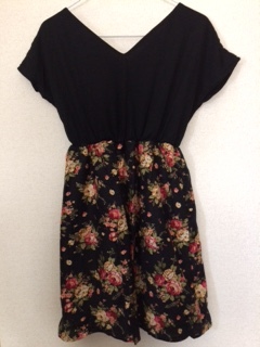 ★★タグ付き 未使用★★ バラ柄×黒 ひざ丈 ワンピース拍卖