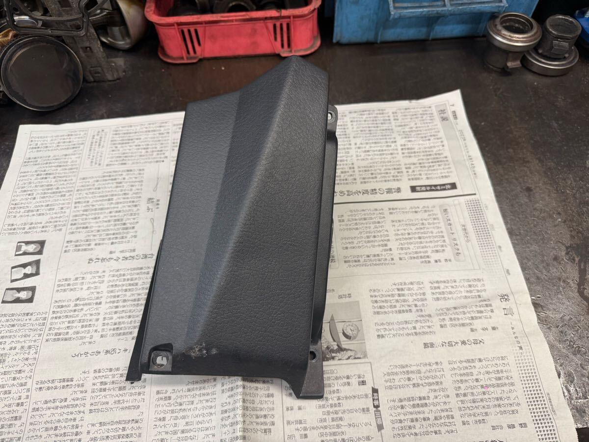 日産純正 スカイラインR32用 グローボックス左のトリム。拍卖