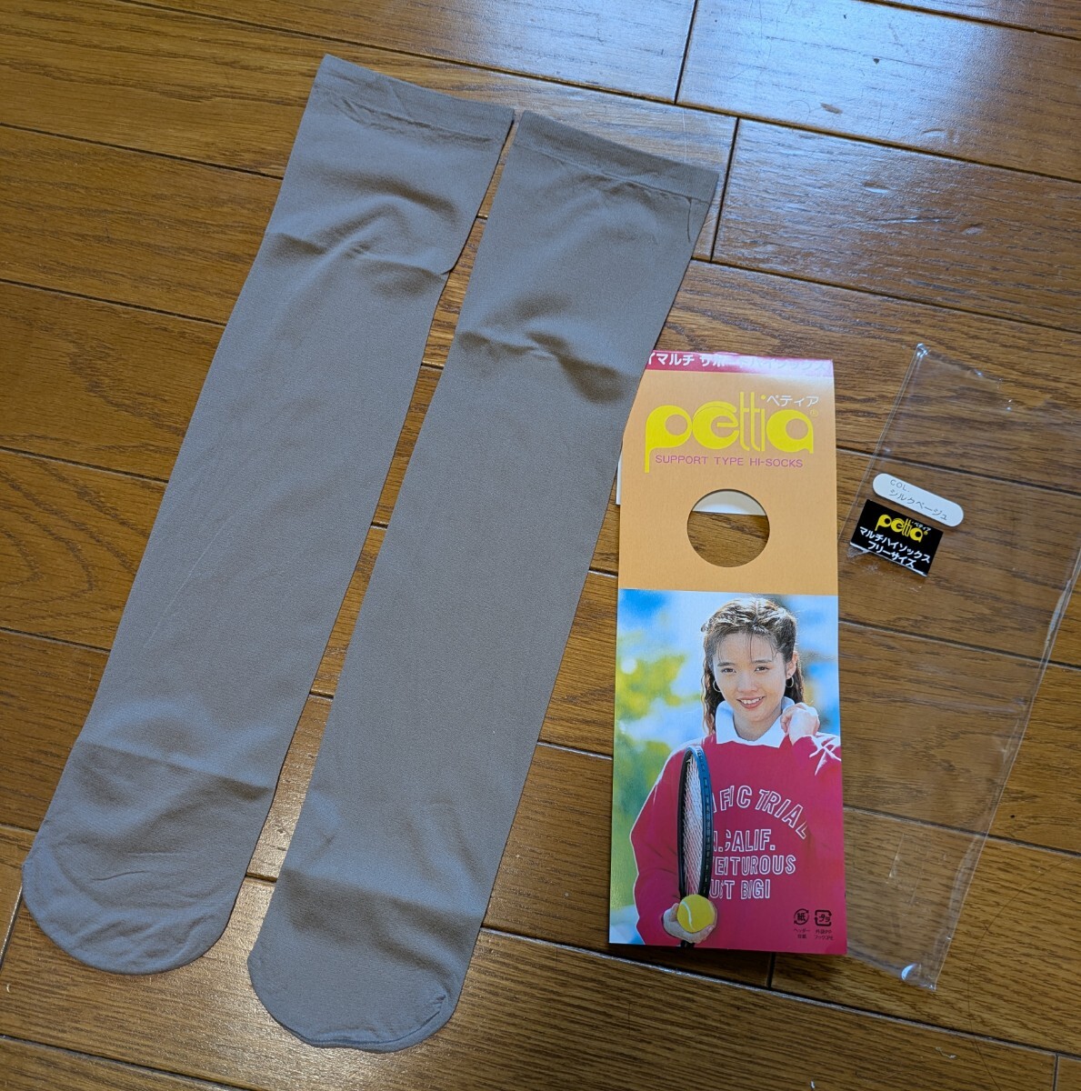 【pettia】ペティア・レディース・ハイマルチ サポート ハイソックス・超薄手生地・フリーサイズ・シルクベージュ・カラーソックス拍卖