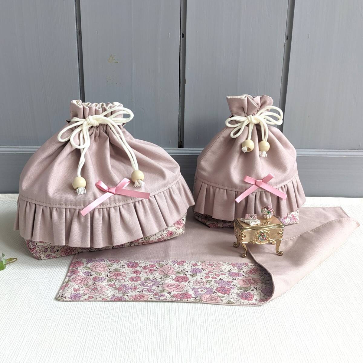 【完成品】くすみピンク×花柄 フリルのランチ3点セット お弁当袋コップ袋ランチョンマット ランチマット 入園入学 裏地付き ハンドメイド 拍卖