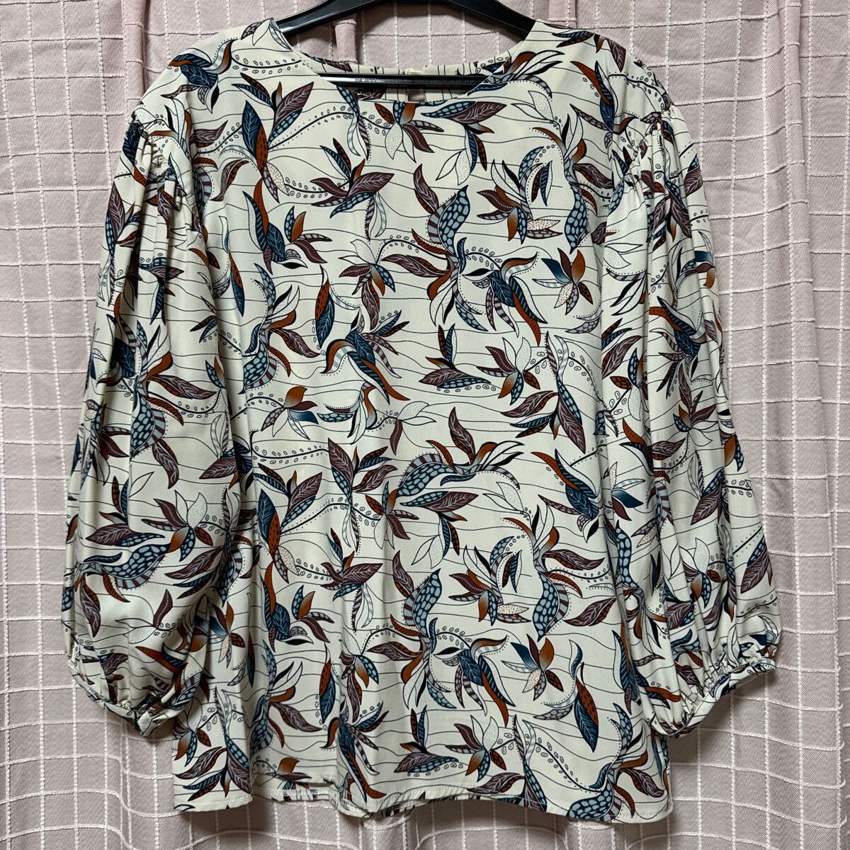 新品 Eldia’lu アフリカン柄 ブラウス アイボリー 花柄 M さ拍卖