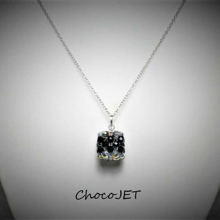 シンプル・ビーズキューブネックレス ブラック・シルバークリスタルビーズ 銀黑色拍卖