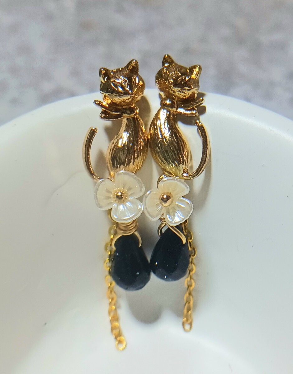 ネコ&夜空みたいなブルーゴールドストーン・お花のピアス/アベンチュリンガラス 猫 ねこ ドロップ しずく 雫 フラワー拍卖