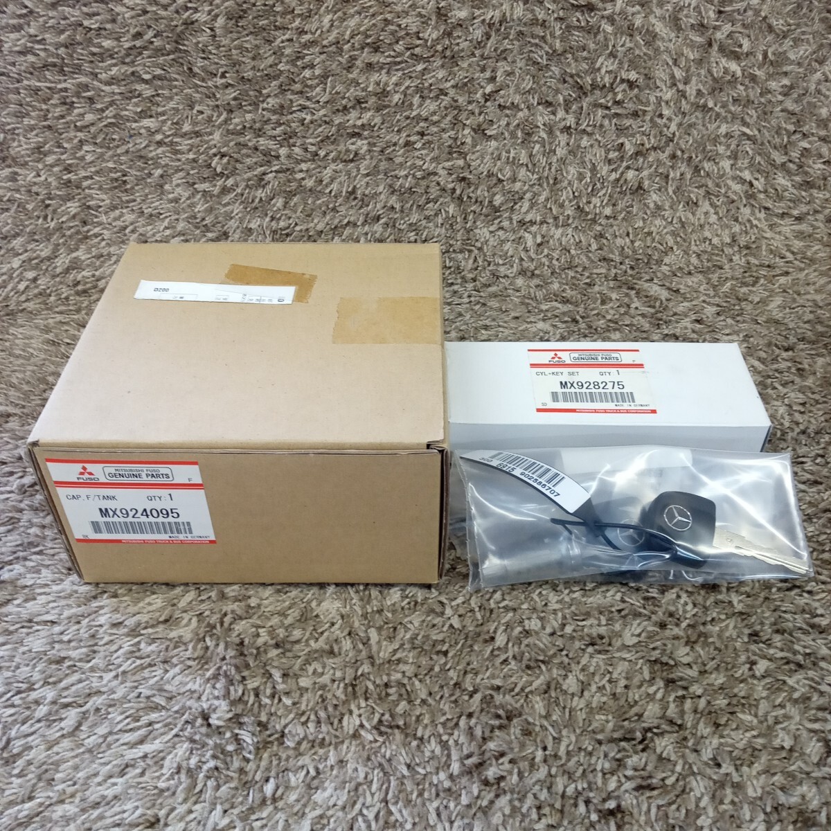 三菱ふそう純正パーツCAP.F/TANK MX924095 燃料キャップCYL+KEY SET MX928275 キーシリンダー 鍵ベンツダイムラーディーゼル 2個セット拍卖
