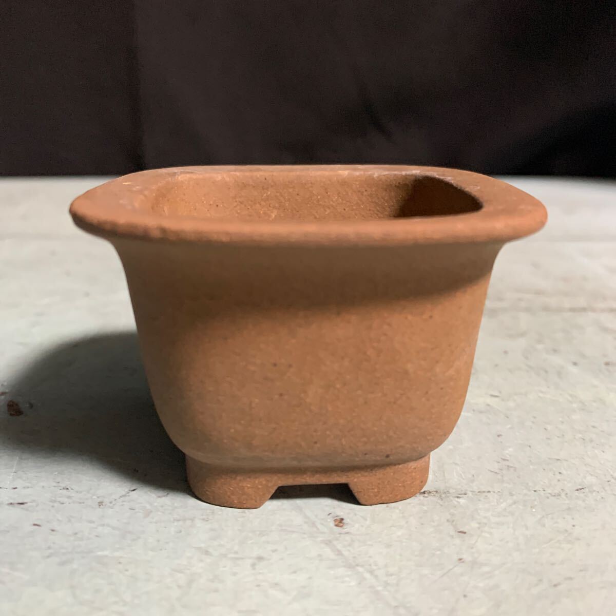 植木鉢 盆栽 小さな鉢 中国? 文山 在銘 朱泥 ミニ盆栽 アンティーク ミニ 盆栽鉢 鉢 ミニチュア 陶器 ミニサイズ 正方形 (A-1910)拍卖