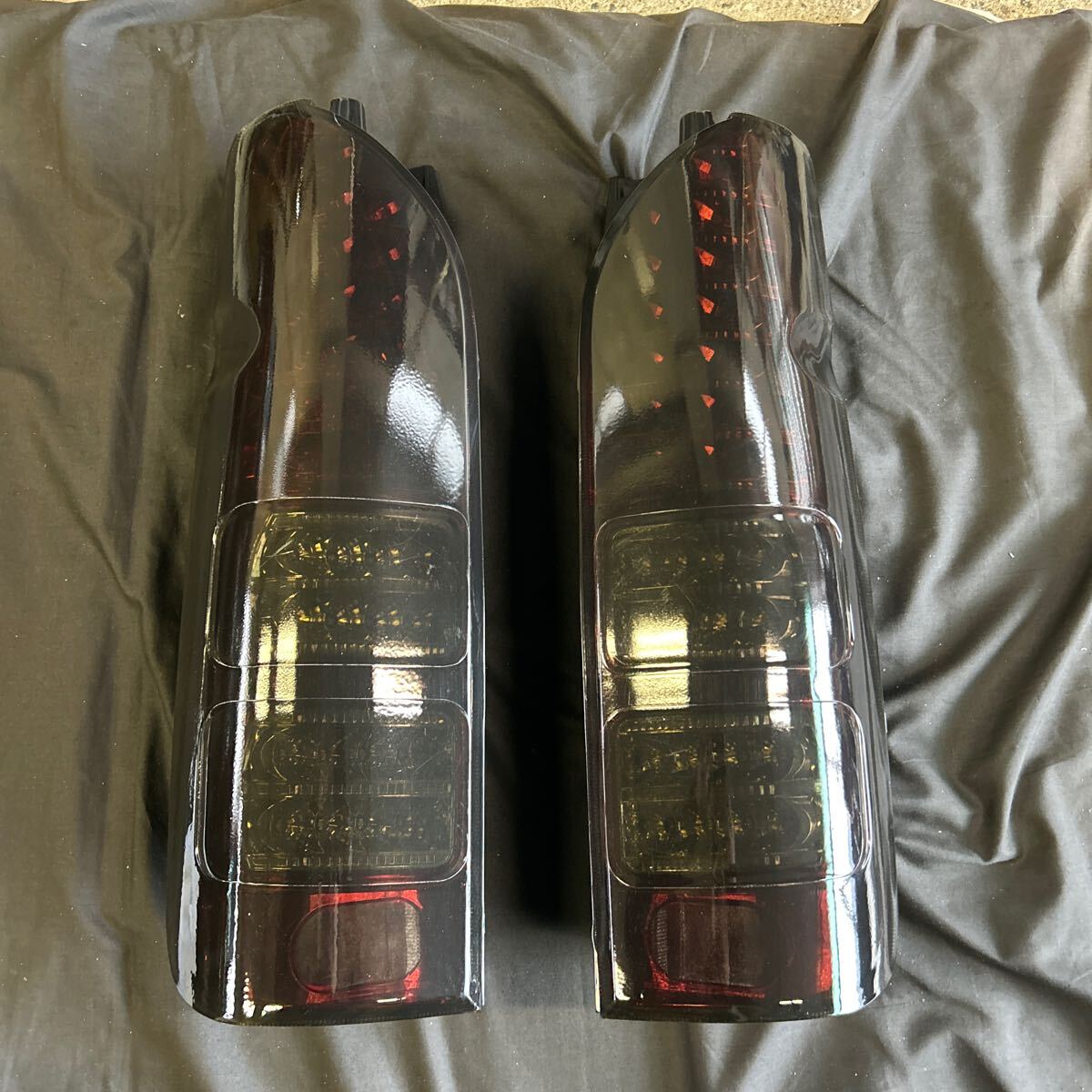 ハイエース テールランプ 左右セット LED 直塗装スモーク拍卖