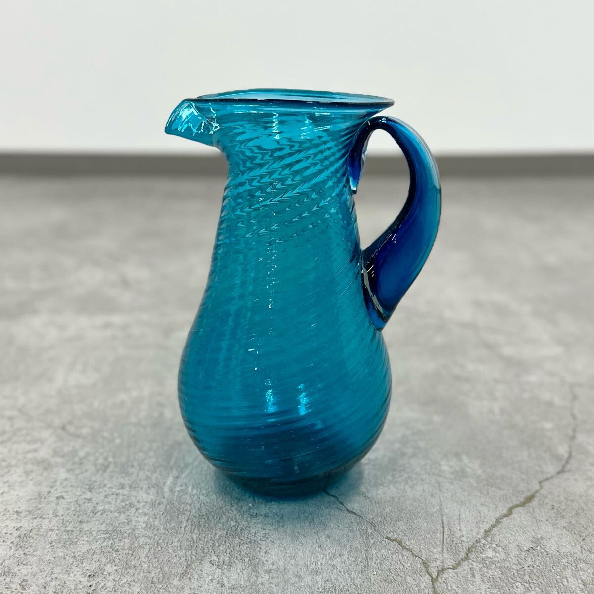SNT381 琉球ガラス ピッチャー 水差し 吹きガラス 沖縄 ガラス細工 工芸品 アンティーク インテリア 花器 花瓶 レトロ 気泡 大きめ ブルー拍卖