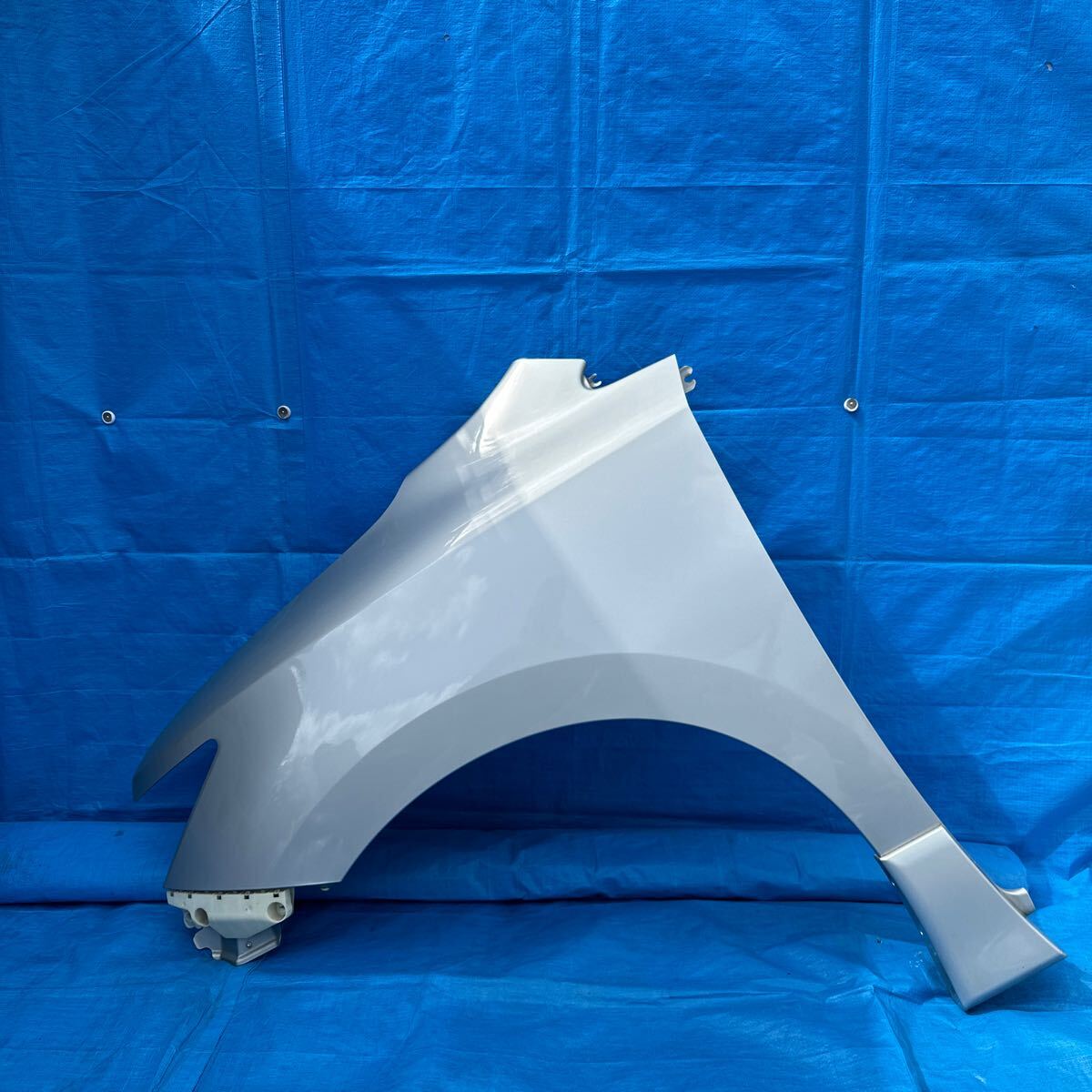 ◆ニッサン エルグランド《PE52 PNE52 TE52 TNE52 E52》純正 フェンダー 左(助手席側) フロントフェンダー カラー K23 シルバー 破損なし◆拍卖