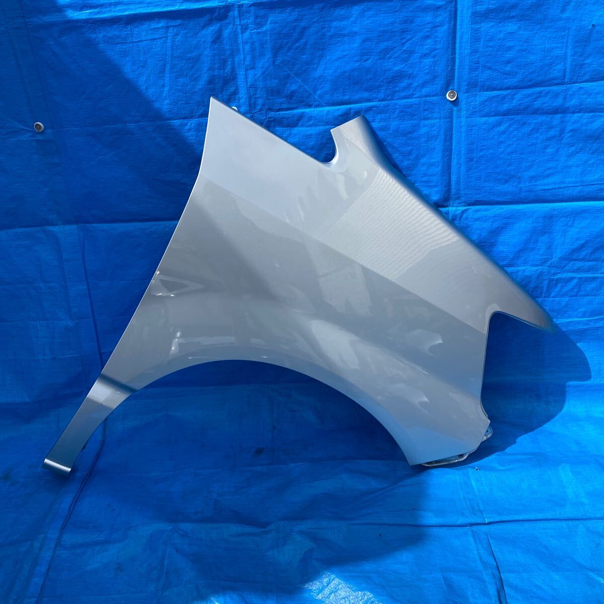 ◆トヨタ ノア ヴォクシー《AZR60 AZR65》純正 フェンダー 右 (運転席側) カラー 1D4 (シルバーメタリック) 53811-28120 割れなし◆拍卖