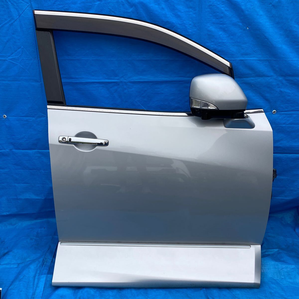 ◆ニッサン エルグランド《PE52 PNE52 TE52 TNE52 E52》 純正 フロント ドア 右(運転席側) プロテクター/ドアミラーカメラ付き カラーK23◆拍卖