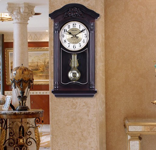 欧風レトロな音楽時計高級感のあるおしゃれなリビングインテリア柱時計中国風揺動整時報壁掛け時計拍卖