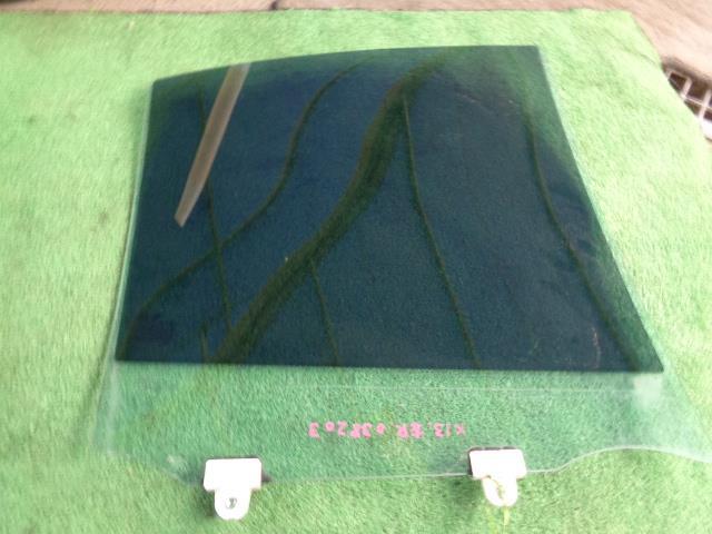 マーチ DBA-K13 左リアドアガラス ガラスのみ M2231 グリーンガラス(フィルム貼り)拍卖