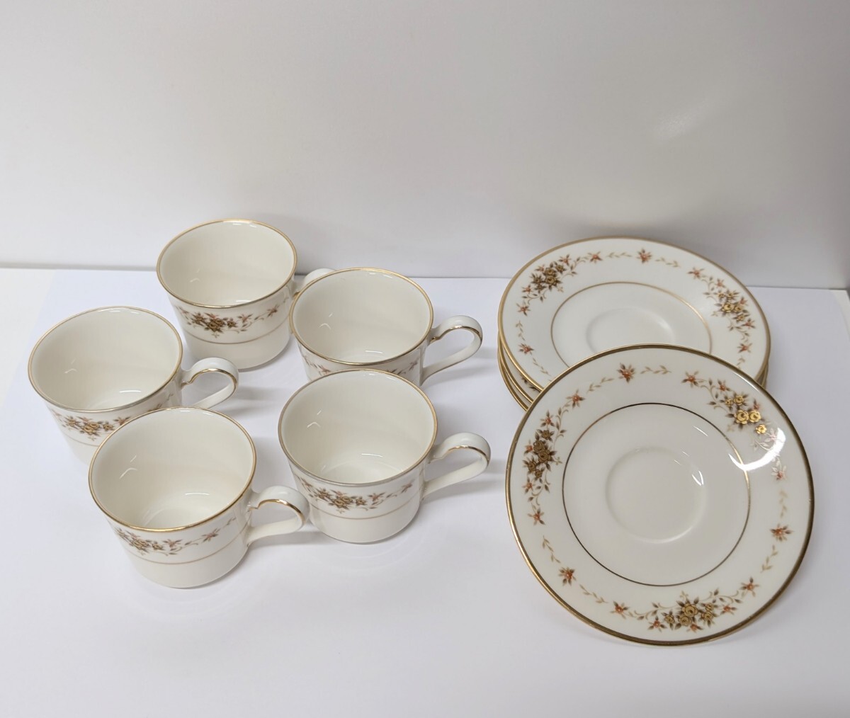 ■ジャンク品■ Noritake ノリタケ カップ5個 ソーサー4枚 No.7549 洋食器 花柄 金彩 ティーカップ拍卖