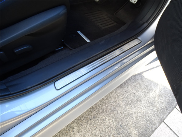 売り切り!足元のおしゃれに スバル 新型レヴォーグ VN型 ステンレス スカッフプレート4ピースシルバー3本ライン純正ステップ上貼り付け拍卖