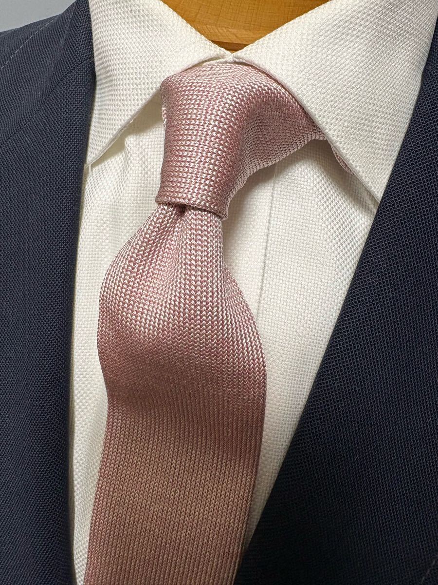 【美品】fiorio MIRANO シルクニットタイ ピンク基調 さくら色 ネクタイ大剣約5.5cm イタリア製 フィオリオ 2504拍卖