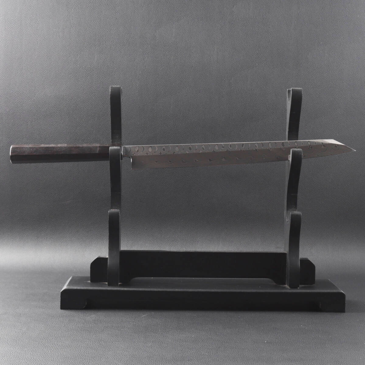 9545 新品 ダマスカス 切付包丁 尺一 深海波紋(しんかいはもん)の図案 105層 刺身包丁 手作業で鍛造 和包丁 黒檀黒水牛角八角柄拍卖