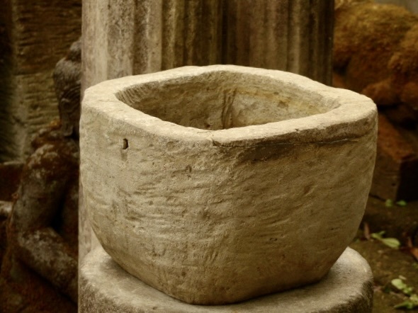 砂岩をくり抜いた小ぶりな石鉢 h20cm つくばい 手水鉢 庭石 ガーデニング 0418拍卖