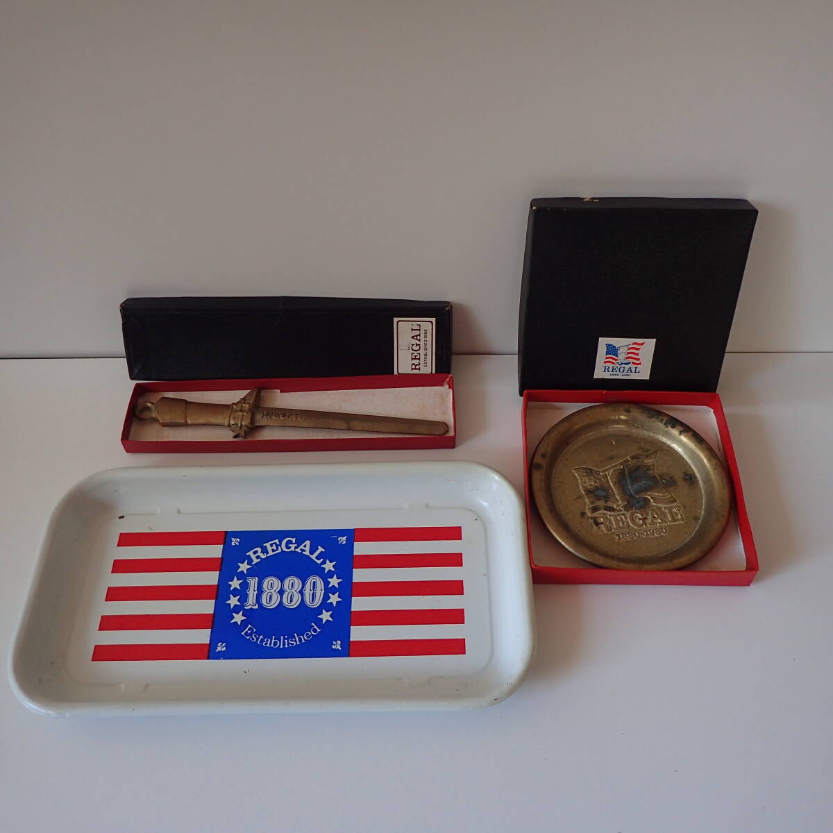 アメリカンヴィンテージ?REGALリーガル ノベルティ品3点 アンティーク トレー2点&ペーパーナイフ 真鍮製拍卖