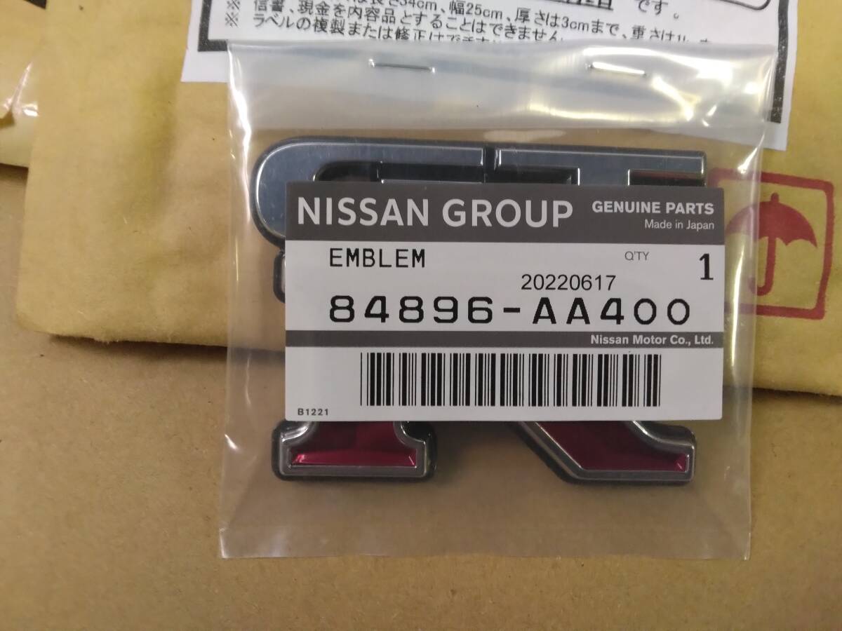 正規国内ニッサン純正 新品「 BNR34 純正リアエンブレム 」本物 84896-AA400 拍卖