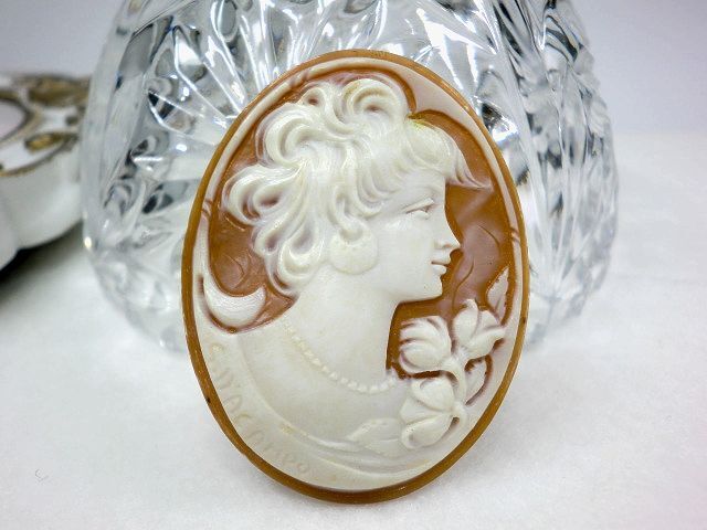 天然シェルカメオ ルース 繊細な彫刻 ショートヘアーのレディの横顔 作家名あり ブラウン系の貝殻 外し石 ヴィンテージ古いお品 拍卖