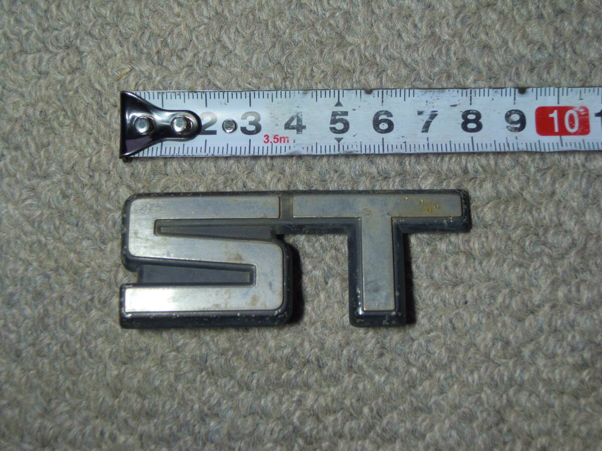 ★送料無料★ トヨタ 純正 ST エンブレム オーナメント 1枚 旧車 レトロ 当時物 昭和 中古 検) カリーナ セリカ AA63 TA63 RA63 SA60 等?拍卖