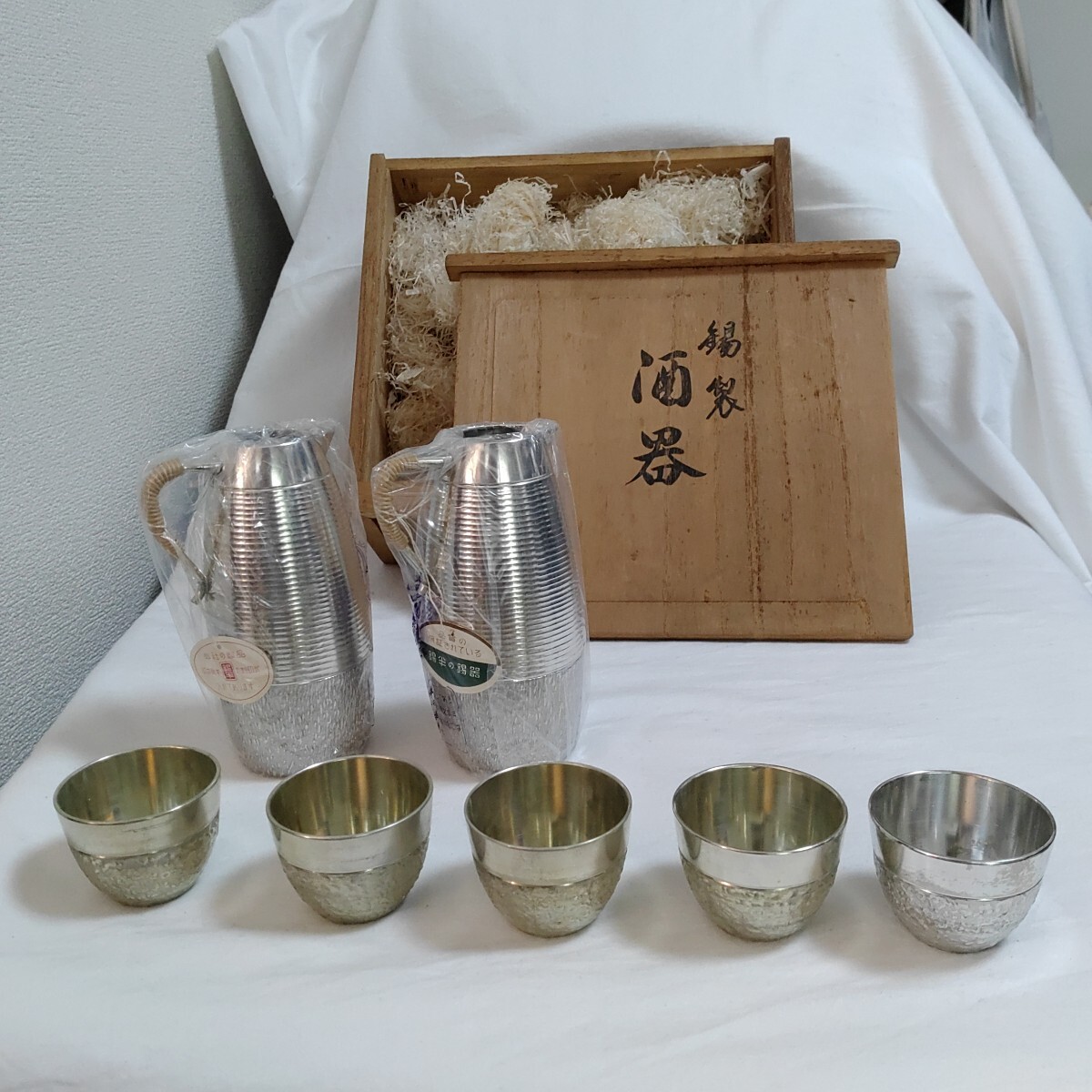 銀製 酒器揃 徳利2 盃5 未使用箱入 お銚子 お猪口 ぐい呑 食器 銀器 高級 0412-F3-TA11拍卖