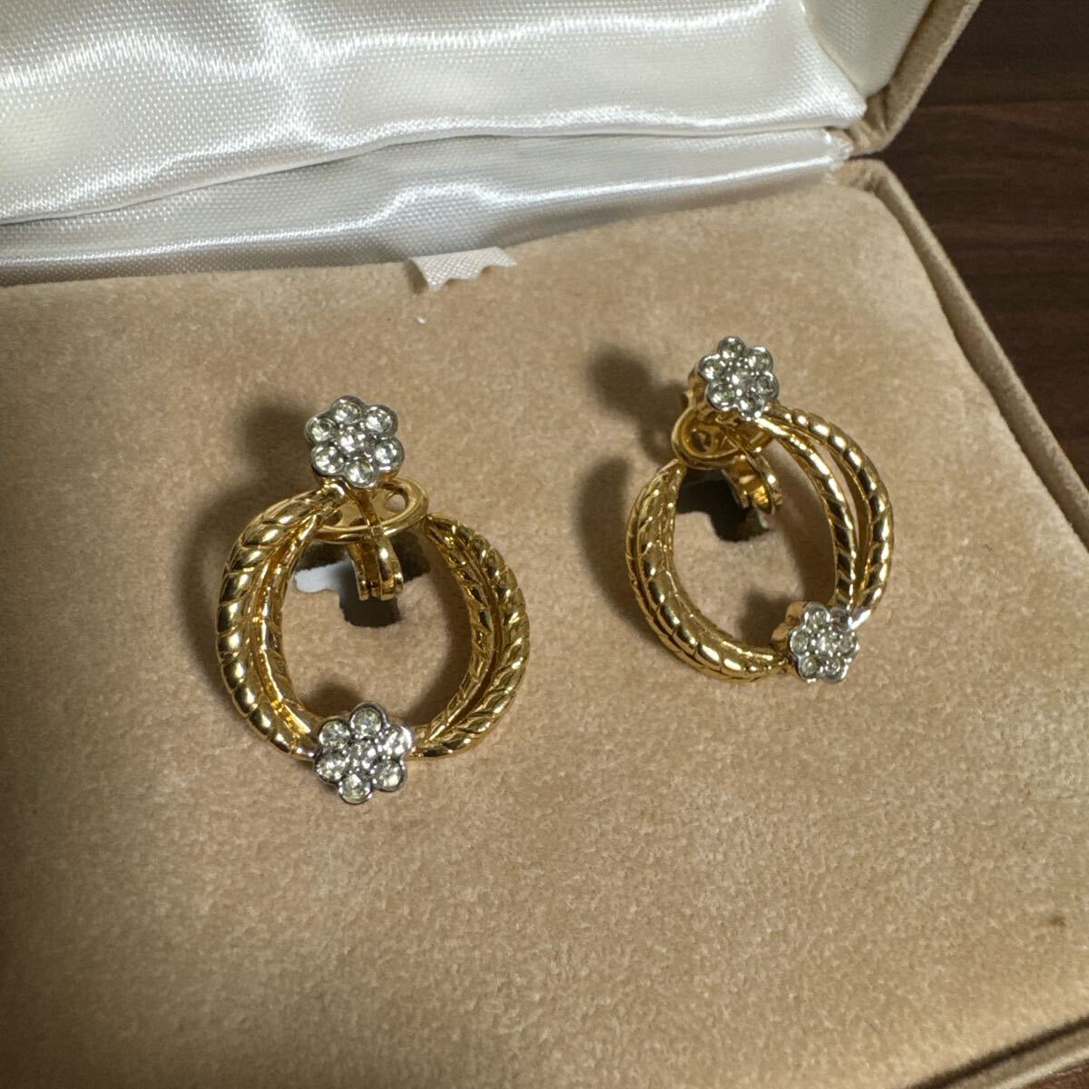 Nina Ricci ニナリッチマットゴールド 大ぶりイヤリング ラインストーン拍卖