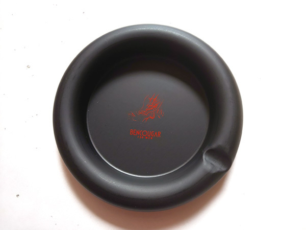 ♪新品♪8353-3【BENCOUGAR】ベンクーガー 缶素材灰皿 小★黒×赤色龍絵柄★平丸 鍵やアクセサリーのトレイにも拍卖
