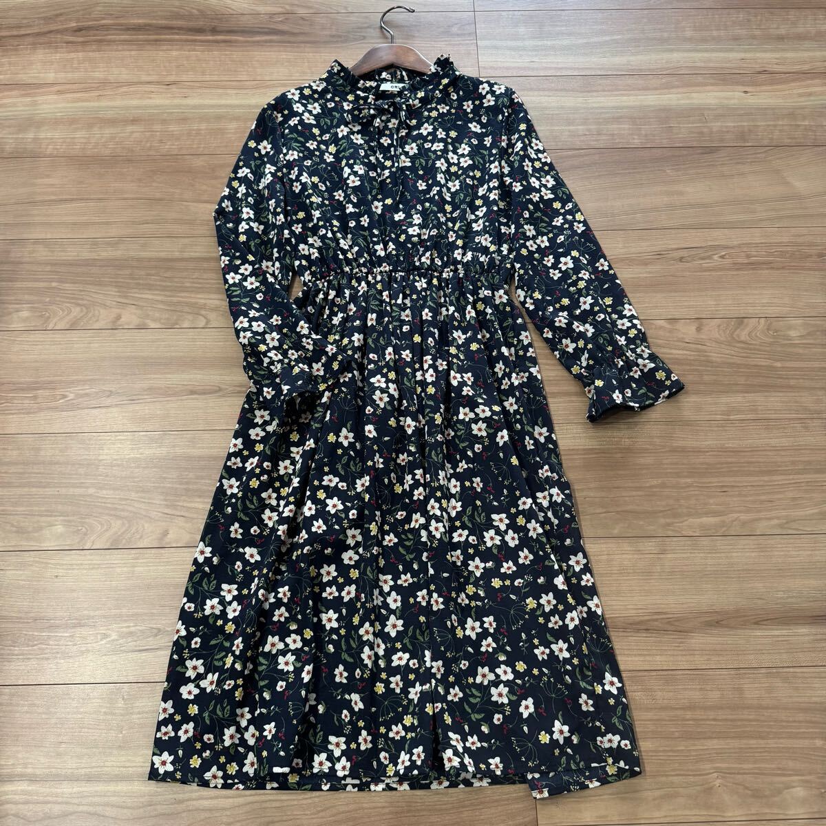 美品*GRL グレイル*濃紺*花柄ワンピース*大人花柄*Mサイズ クラシカル レトロ拍卖