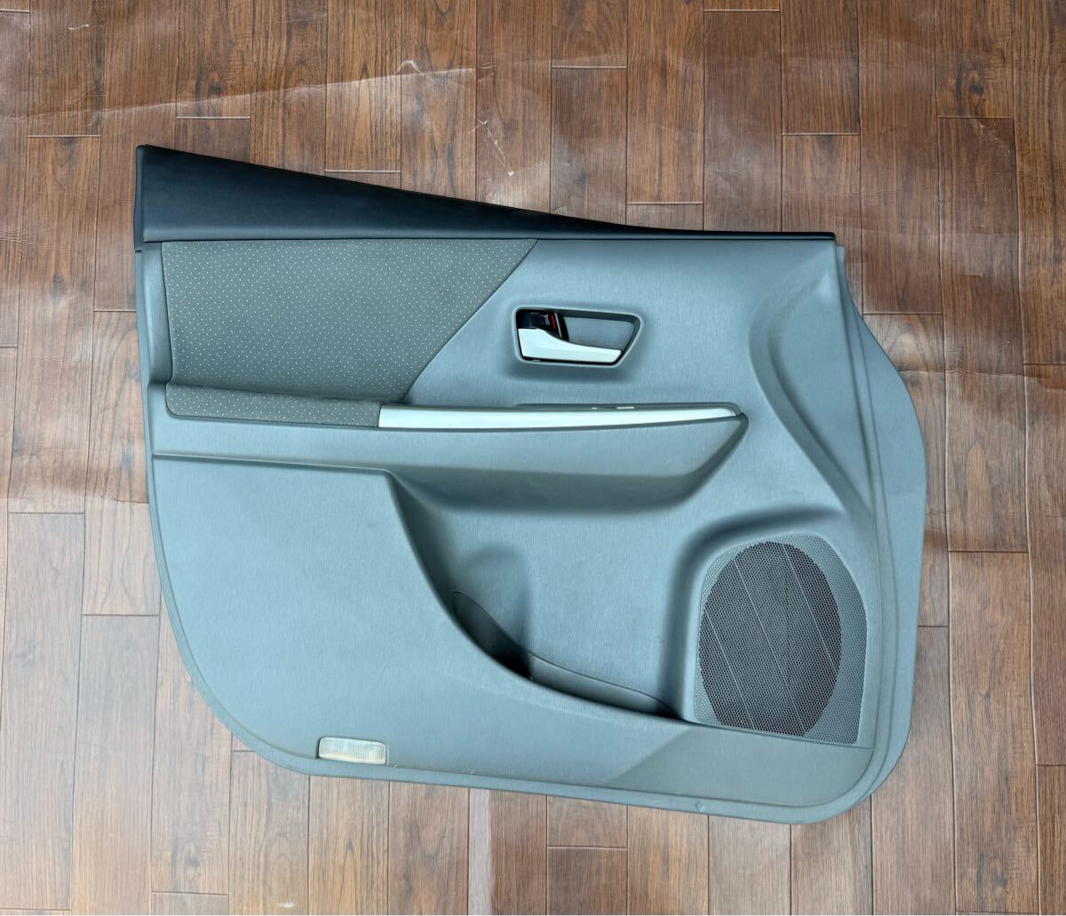 トヨタ プリウスα DAA-ZVW41W 純正 左フロントドアトリム 67620-47260-B0 助手席 DA25041203拍卖