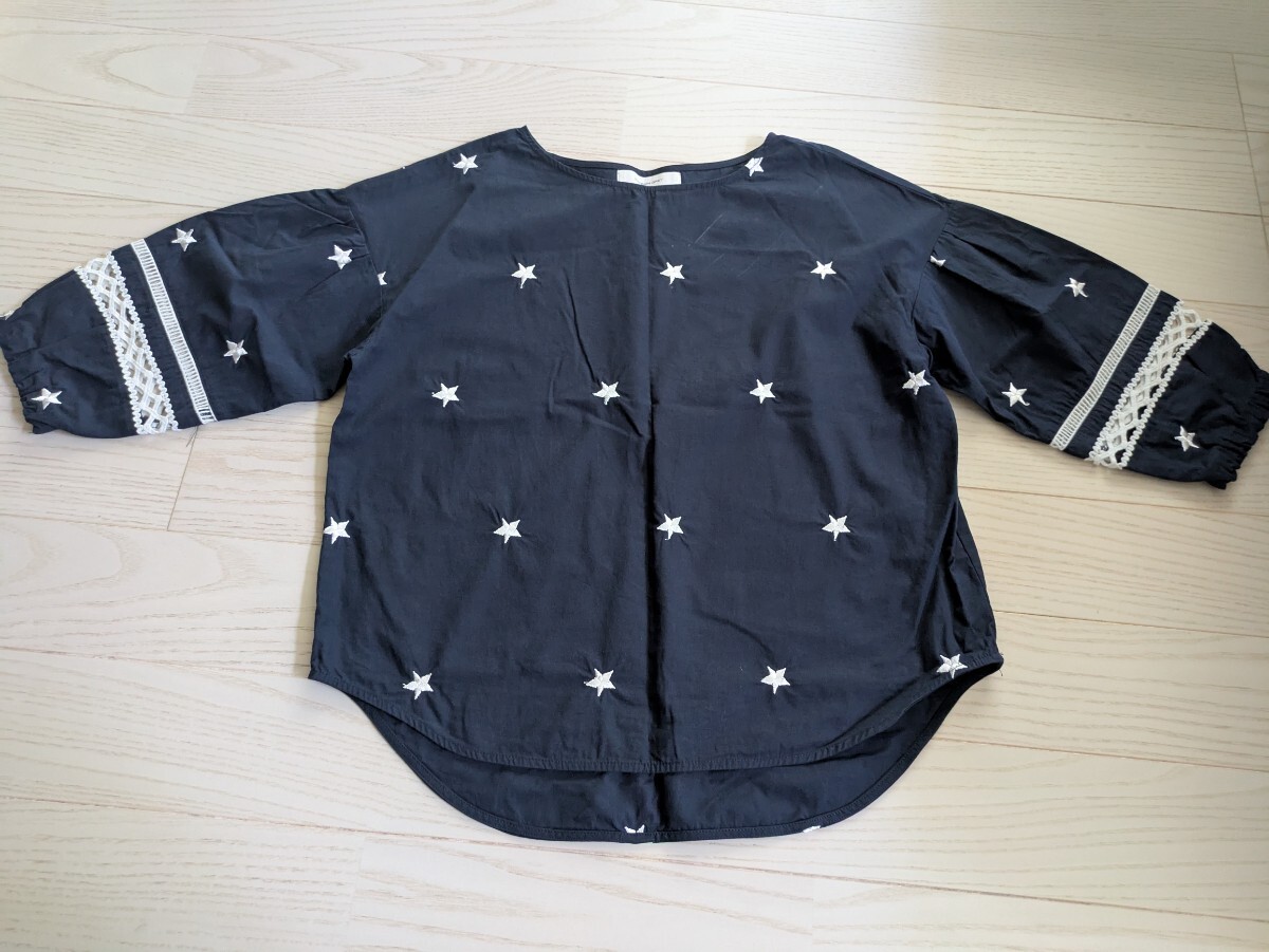 ネイビーの星柄刺繍トップス拍卖