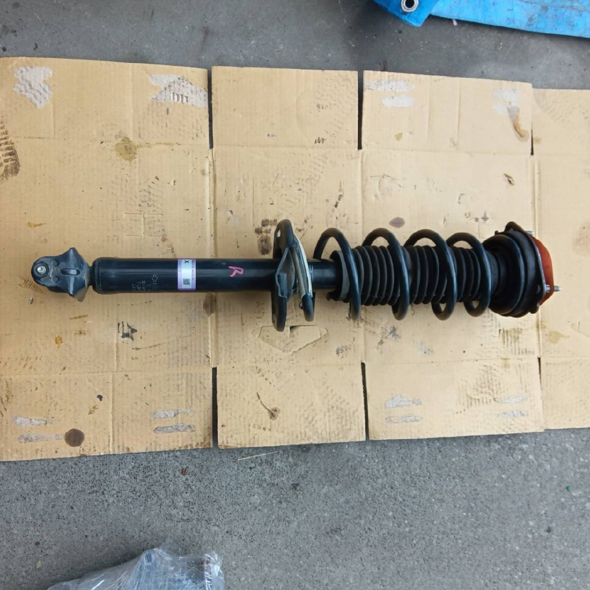 Y4509-12-16-140 DBA-ZV37 スカイライン リアショックアアブソーバ右 抜け無 平成26年9月 動作確認済 (当日発送)拍卖