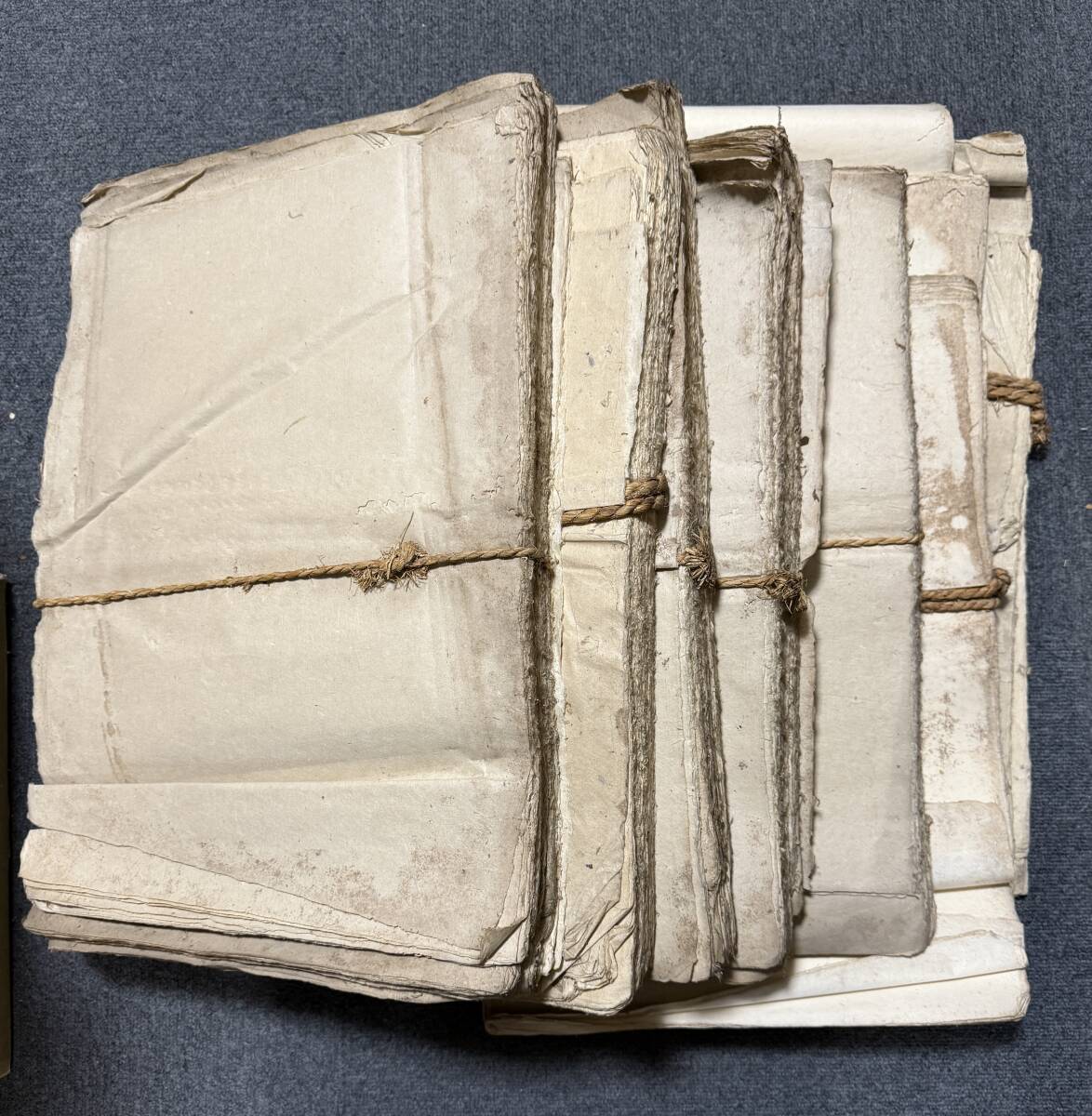 唐紙 老灰紙 玉扣紙 竹紙 サイズ約43x33cm 重さ7.4kg 七束セット 書画紙 画仙紙 書道紙  古紙 検索 紅星 安徽 福建拍卖