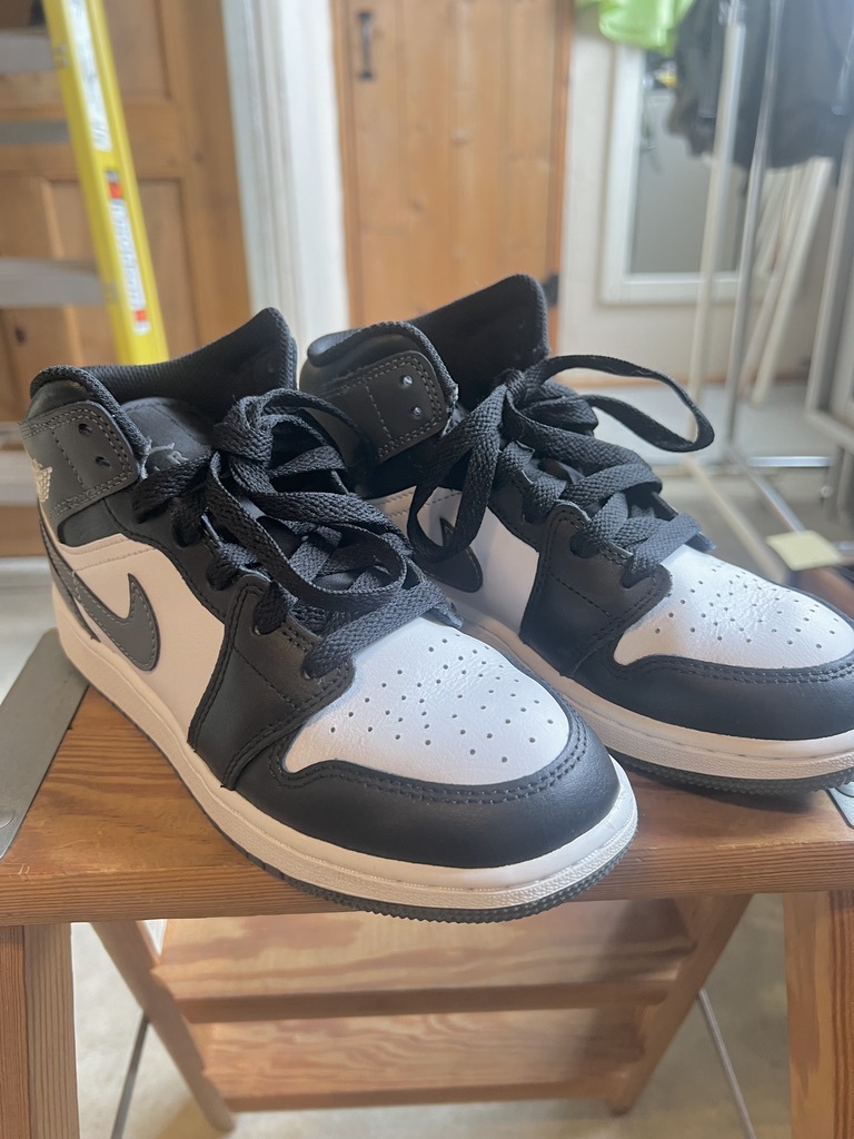 AIR JORDAN 1 MID GS/ナイキ エア ジョーダン 1 ミッド グレードスクール DQ8423-001 スニーカー ハイカット ブラック 22.5cm レディース拍卖