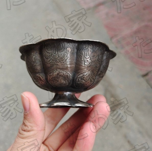 極上品 骨董品 骨董品 古い品物 昔をまね 銀さん 蓮の花の形をし 碗を供え 八宝わん テーブルの置物 直径8cm ARO04拍卖