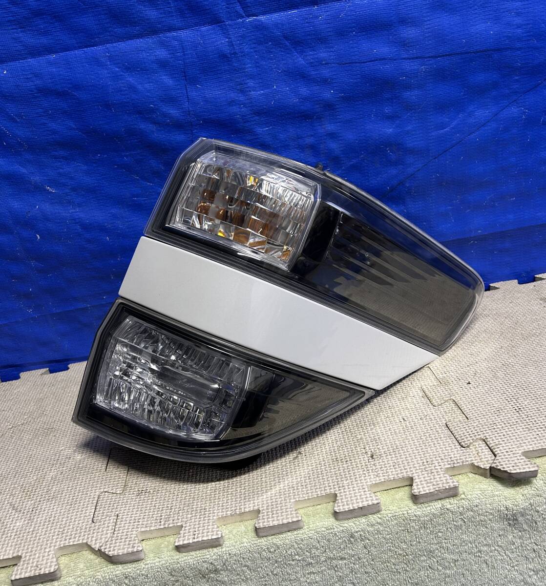 ヴェルファイア GGH25 GGH20 20系 H22年 右テールライト テールランプ KOITO 58-29 カラーナンバー 070拍卖