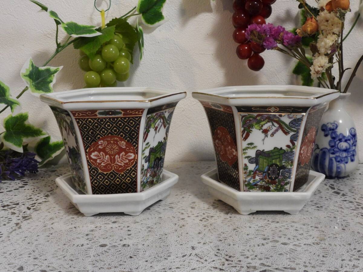 2セット・六角プランター受け皿付・豪華な金仕上げの御所車拍卖