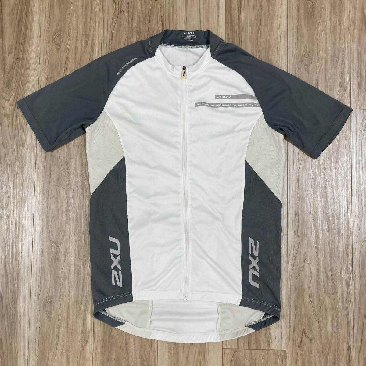 送料230★正規 2XU 海外 Mサイズ メンズ 半袖 サイクルジャージ 速乾素材 多生地 3+1ポケット/イヤホンホール付き 良質品 n445 ホワイト系拍卖