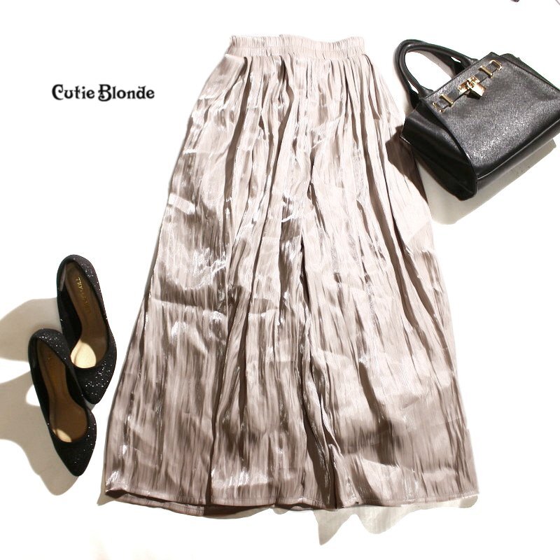 美品 キューティブロンド cutie blond 株) ワールド 春 夏 シャイニーサテン スカンツ フレアパンツ スカーチョ すそくるっ M ベージュ拍卖