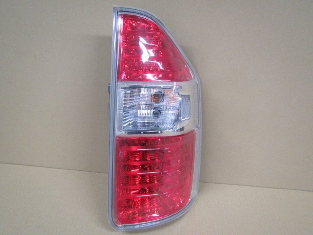 トヨタ ノア ZRR70G H19年式 ■右テールランプ 中古 ★213404拍卖
