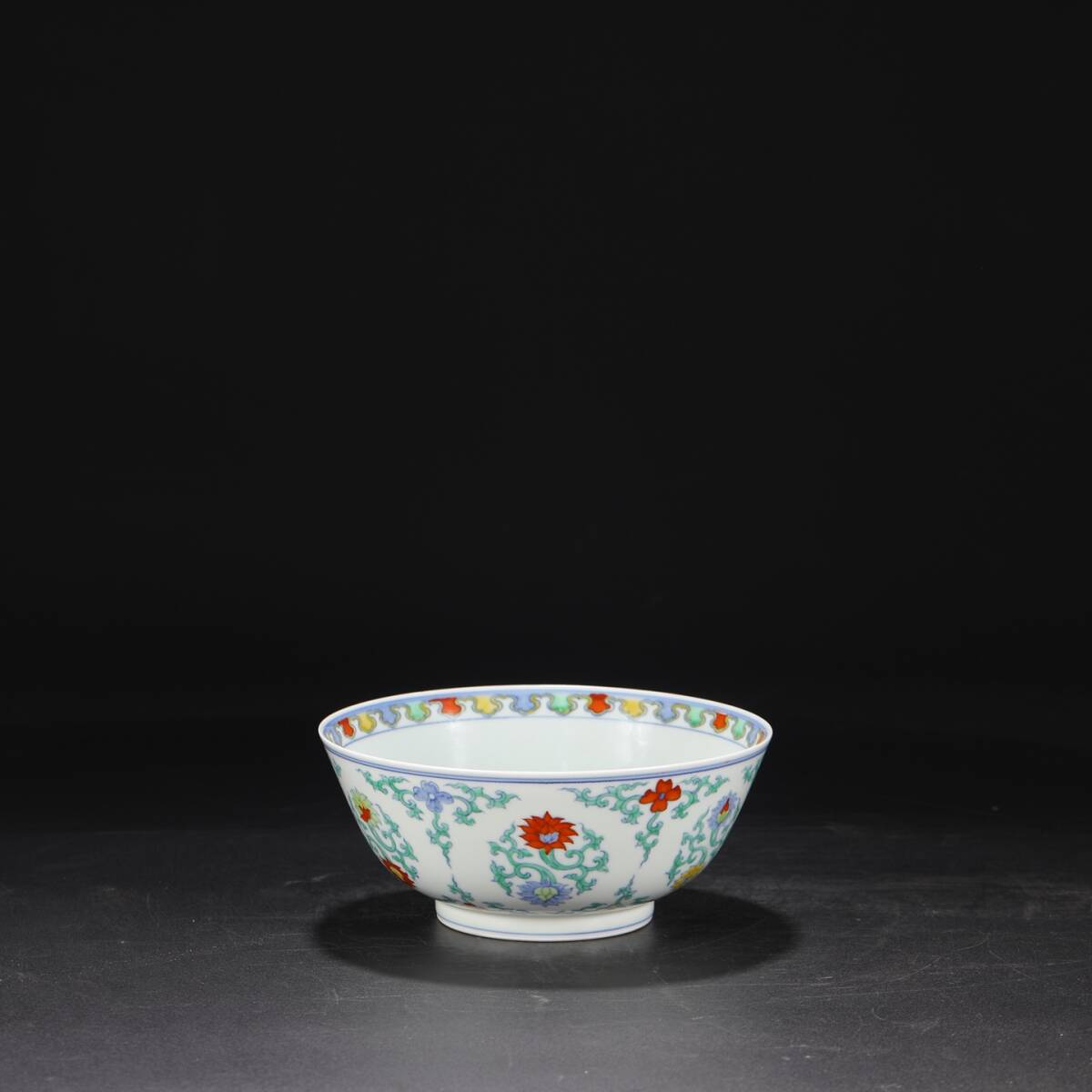 明 成化 斗彩 纏枝花卉文碗 唐物 箱付き 陶磁器 中国美術 古美術 置物 高さ9cm 口径20.5cm 【RG887】拍卖