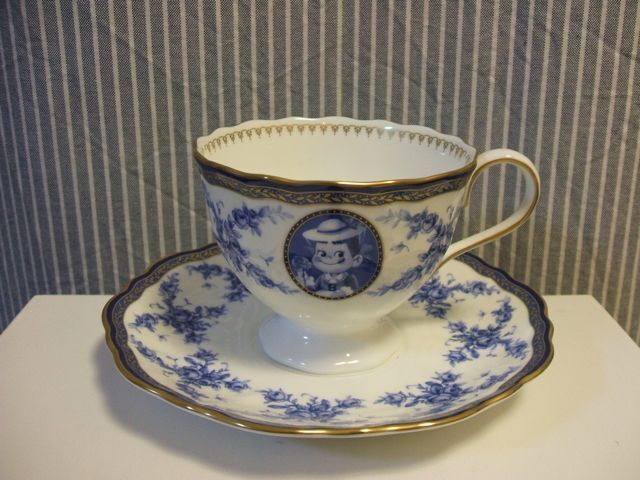 ペコちゃん(不二家)ナルミ製カップ&ソーサー 未使用品拍卖